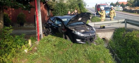 ZAGÓRZ: Fiat wjechał do rowu. Kierujący uszkodził drugi pojazd (FOTO)