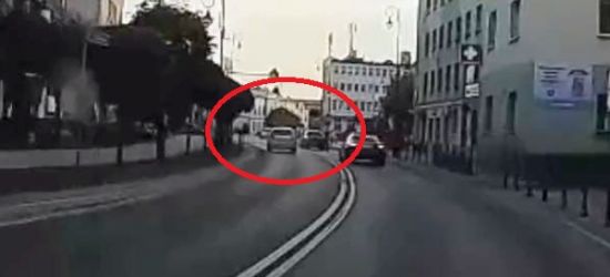 18-letni pirat drogowy! Wyprzedzał na podwójnej ciągłej i na przejściu! (VIDEO)