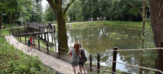 Otwarto bulwary spacerowe oraz kładki przy stawach rekreacyjnych (FOTO)