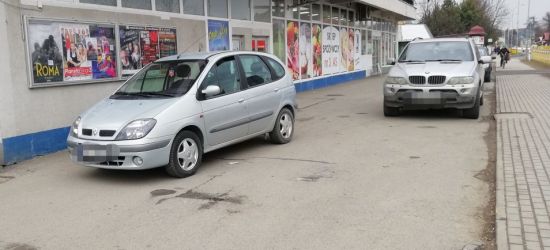 PARKOWANIE PO SANOCKU: Zatarasowany przejazd. Kierowcy nie ma (FOTO)