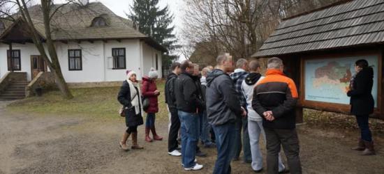 ,,Alternatywnie, Terapeutycznie, Aktywnie”. Osadzeni zwiedzili sanocki Skansen (ZDJĘCIA)