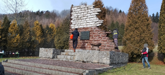 Pomnik Żołnierzy Września piękniejszy (ZDJĘCIA)