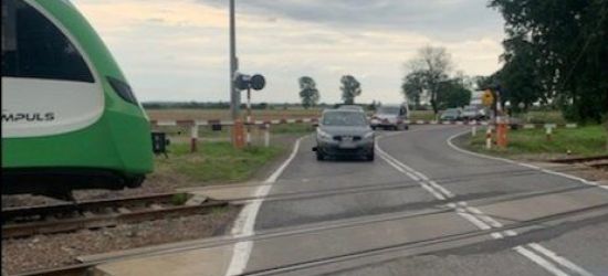Pomimo czerwonego światła i opadających zapór, wjeżdżają na przejazd