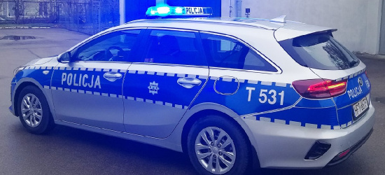 Eskortowali chorą kobietę do szpitala
