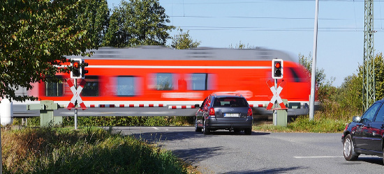 PODKARACIE. Wjechał na przejazd przy opadających rogatkach. Surowa kara dla 72-latka