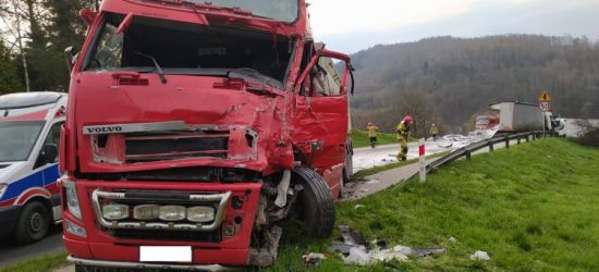 UWAGA KIEROWCY! Zderzenie dwóch tirów w Domaradzu. Droga całkowicie zablokowana (ZDJĘCIA)