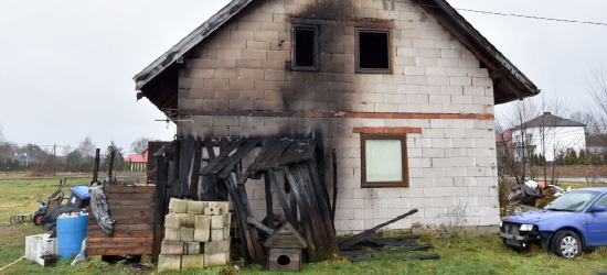 PODKARPACIE. Policjanci ratowali 30-latkę na wózku z płonącego domu (FOTO)