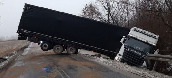 Kolejne groźne zdarzenie na Podkarpaciu. Tir zablokował drogę (FOTO)