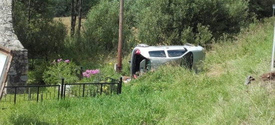 PORAŻ-ZAGÓRZ. Wypadek. Samochód w rowie. Dwie osoby ranne