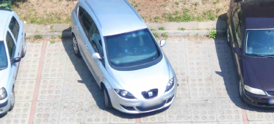 SANOK. Parkingowy klasyk. Samochód na ukos i dwa miejsca zajęte (FOTO)