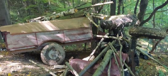 Tragedia. Nie żyje 61-latek przygnieciony przez przyczepę z drewnem (FOTO)