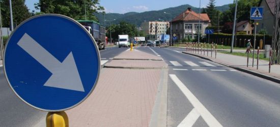 SANOK: Pijany kierowca tira staranował wysepkę na ul. Dmowskiego. Miał 2 promile (ZDJĘCIA)