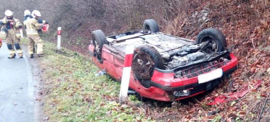 POWIAT: Dachowanie osobówki. Kierujący uniemożliwiał udzielenia sobie pomocy (FOTO)
