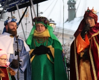 SANOK: Mędrcy ze Wchodu złożyli dary świętej rodzinie. Tłumy sanoczan podczas historycznego Orszaku Trzech Króli (FILM)