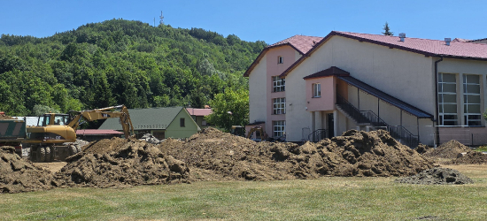 Groźne znalezisko przy szkole w Tarnawie Dolnej. Na miejsce wezwano saperów (VIDEO, ZDJĘCIA)
