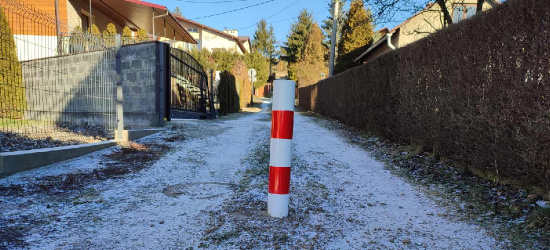 SANOK. Miasto postawiło słupek. Musiała interweniować policja (ZDJĘCIA)