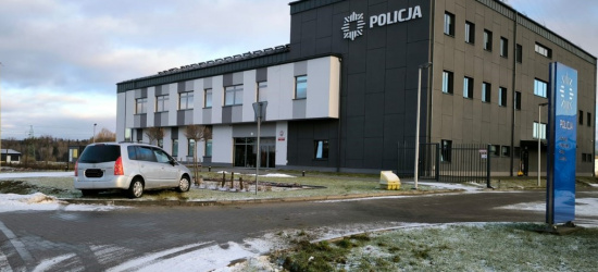 LESKO: Pijany „zaparkował” na trawniku przed komendą! (ZDJĘCIA)