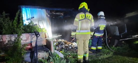 PORAŻ. W nocy spłonął garaż. Trzy zastępy straży w akcji (ZDJĘCIA)