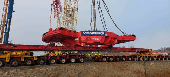 Potężna maszyna już na Podkarpaciu. Ma ponad 100 m i waży 4000 ton! (VIDEO, ZDJĘCIA)