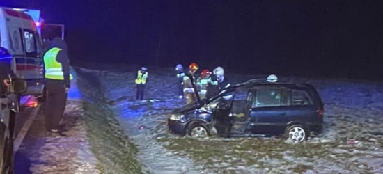 TARNAWA DOLNA. Dachowanie osobówki. Kierowca zabrany do szpitala (ZDJĘCIA)