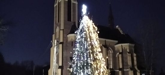 BIESZCZADY: W centrum Lutowisk stanęła wielka choinka (FOTO)