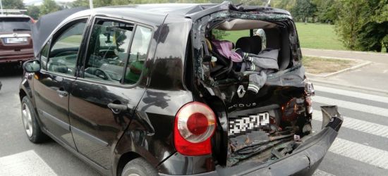 UWAGA: Zderzenie osobówki z autobusem na Błoniach (ZDJĘCIA)