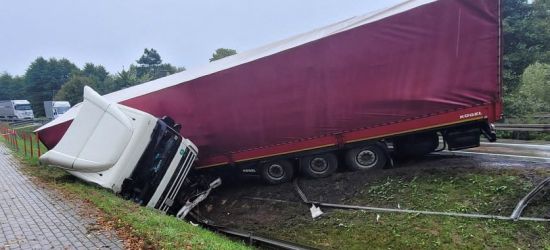 WYŻNE. Kierowca opla zjechał na przeciwny pas. Zderzył się z tirem (ZDJĘCIA)