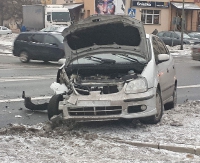 Fiat wjechał w nissana. Policja kierowała ruchem (ZDJĘCIA)