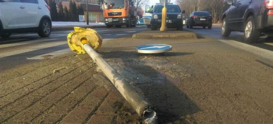 „Ścięty” znak przy przejściu z wysepką (FOTO)