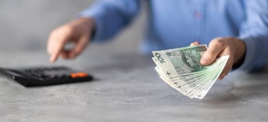 Płaca minimalna w górę o… 210 złotych. Gigantyczne podwyżki dla polityków i samorządowców (ANKIETA)