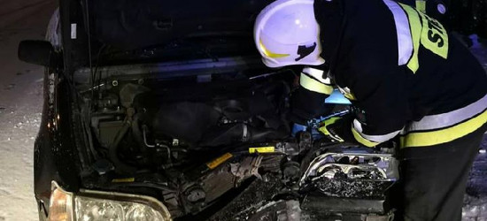 Skasowany przód w osobówce. Niespokojna pasterka w Zagórzu (FOTO)