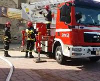 Szybka akcja strażacka w centrum miasta. Ćwiczenia na kościele oo. Franciszkanów (TRANSMISJA)