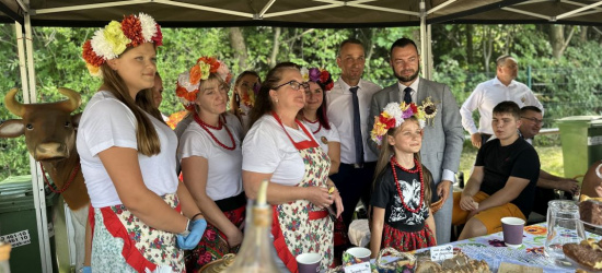 USTRZYKI DOLNE: Dożynki gminne i uroczystsze otwarcie świetlicy! (FOTO)