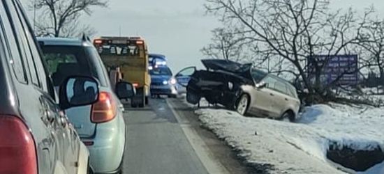 Groźnie podczas wyprzedzania. Samochód staranował drzewo (FOTO)