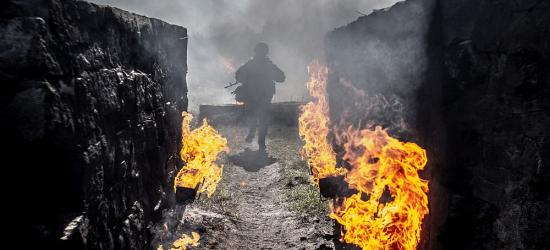 Tor napalmowy, rzut granatem i strzelanie w masce. Szkolenia terytorialsów (FOTO)