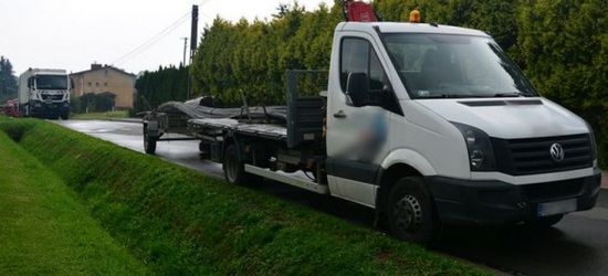 Chciał ominąć śmieciarkę, potrącił mężczyznę. 40-latek trafił do szpitala
