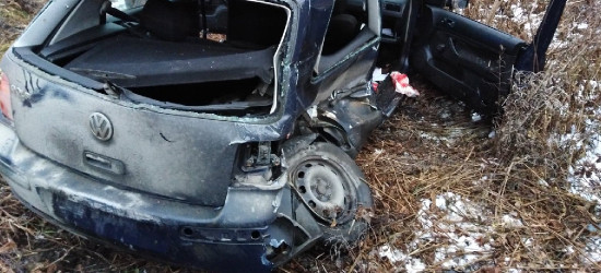 Zderzenie dwóch samochodów. Do ciężko rannej osoby wezwano śmigłowiec LPR (FOTO)