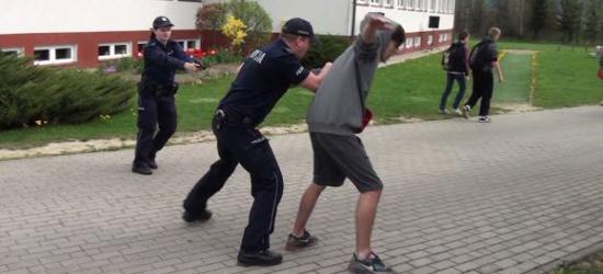Policyjni negocjatorzy ratują uczniów zagórskiego gimnazjum z rąk uzbrojonych dilerów. Ćwiczenia uczniów i służb (FILM)