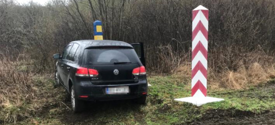 Osobówką przez zieloną granicę! Zawiodła nawigacja? (FOTO)