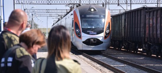 GRANICA: Wyrzucili z pociągu pakunki z nielegalnymi papierosami