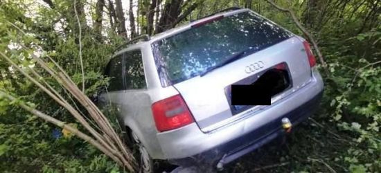 Zamiast kłusownika znaleziono… samochód wiszący nad rzeką (ZDJĘCIA)