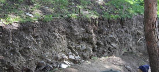 Okolice Schodów Zamkowych „wybiegiem” dla archeologów. Czy pod Zamkiem ukryty jest mur obronny? (ZDJĘCIA)