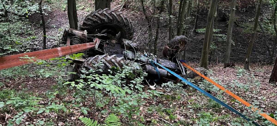 Pracował przy wycince drewna. Zginął przygnieciony przez ciągnik (ZDJĘCIE)