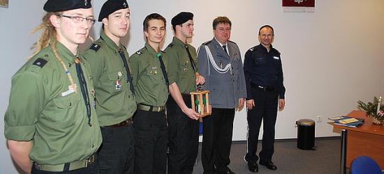 Harcerze odwiedzili policję z Betlejemskim Światełkiem Pokoju (ZDJĘCIA)