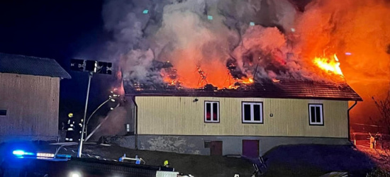 Pożar budynku mieszkalnego. Rodzina straciła dach nad głową (ZDJĘCIA)