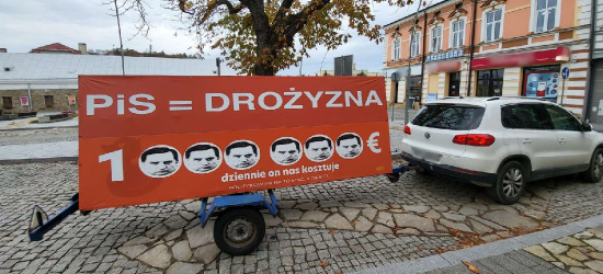 Laweta z napisem „PiS = DROŻYZNA” jeździ po Sanoku (ZDJĘCIA)