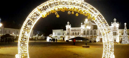 Sylwester już blisko! Zobacz sanocki Rynek w świetle dekoracji (FOTO)