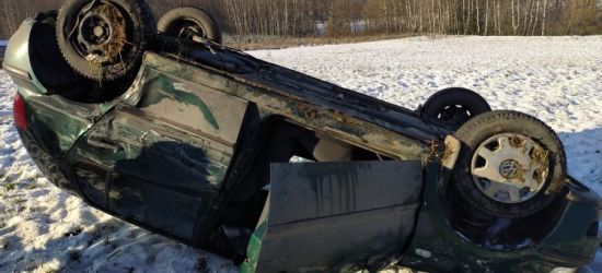 Ciężarówka zmiotła z drogi osobowego volkswagena. Dachowanie (ZDJĘCIA)