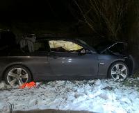 BMW wypadło z drogi. Trzy ranne osoby. Jedna z nich potrzebuje Naszej pomocy (ZDJĘCIA)