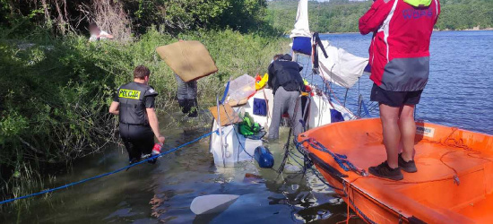 SOLINA. Akcja ratunkowa na jeziorze. Do wody wpadło czterech mężczyzn i pies! (ZDJĘCIA)